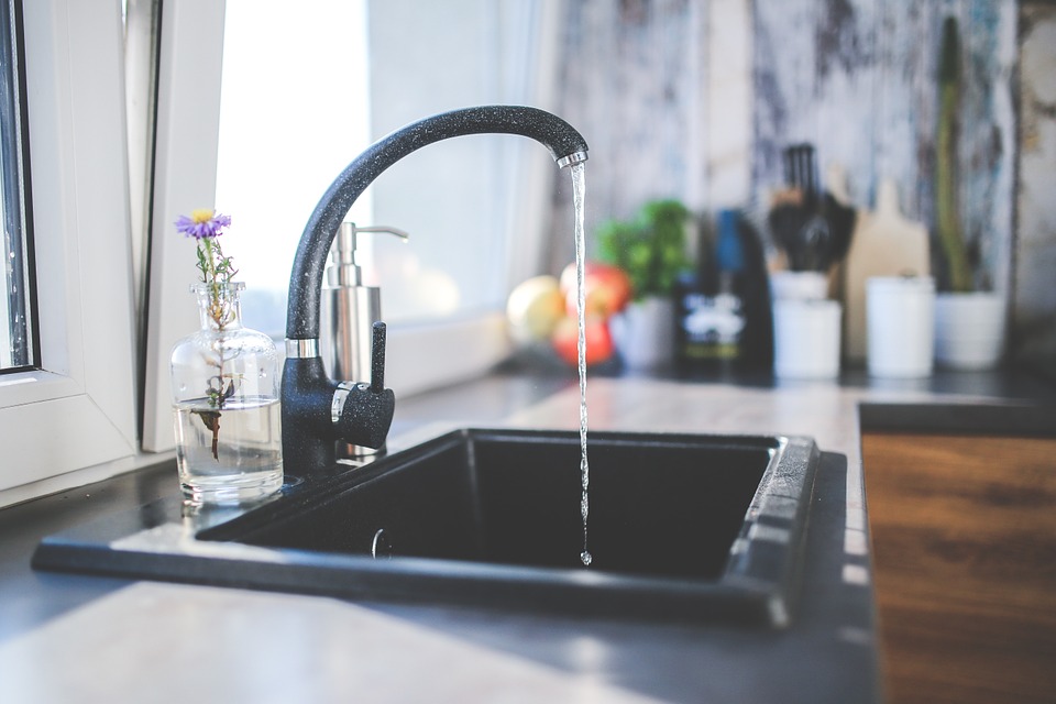 Un robinet qui fonctionne bien permet d'utiliser facilement la cuisine et la salle de bains.
